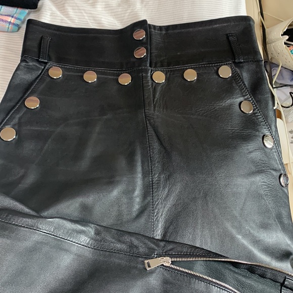 SKIIM PARIS NATALIE
HIGH WAIST STRETCH LEATHER TROUSER - BLACK - Picture 5 of 8